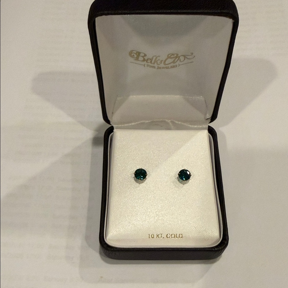 10 KT Gold Green Stud Earrings